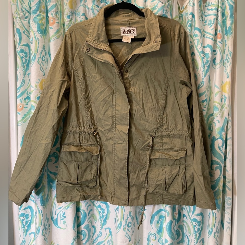 Olive Army Jacket Size Large! Perfect for fall!